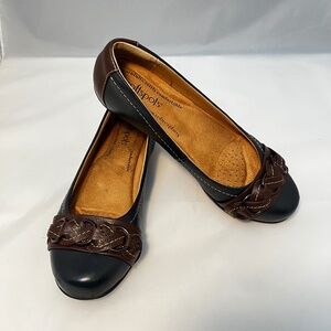 Softspots Posie Leather Flats in Navy Blue & Chocolate Brown Size  6.5 M Comfy!